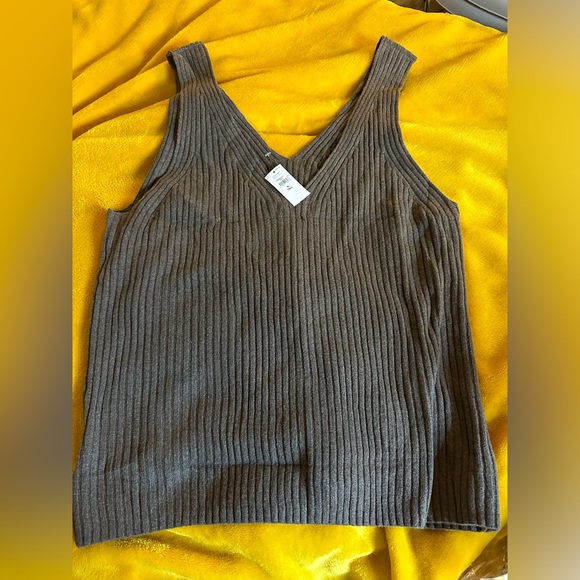NWT Gap • Cashmere Soft Sweater Tank - Picture 6 of 9